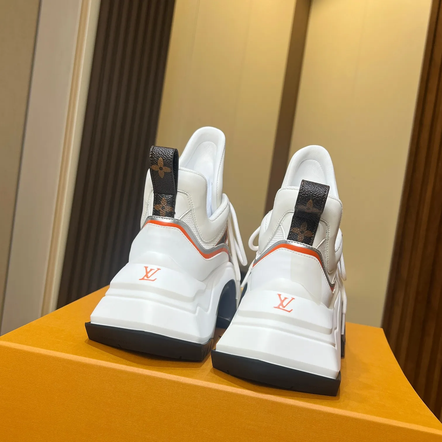 👟👟Ex-factory price 760👟👟 Nicolas Ghesquieye once again refined the design essence of LVArchlight sneakers to create LVArchlight2.0 platfrm sneakers. The combination of multiple technical materials, the wide outsole and the exaggerated tongue highlight the series' recognition, and the latter is marked with the LVCirCle logo 35-41
